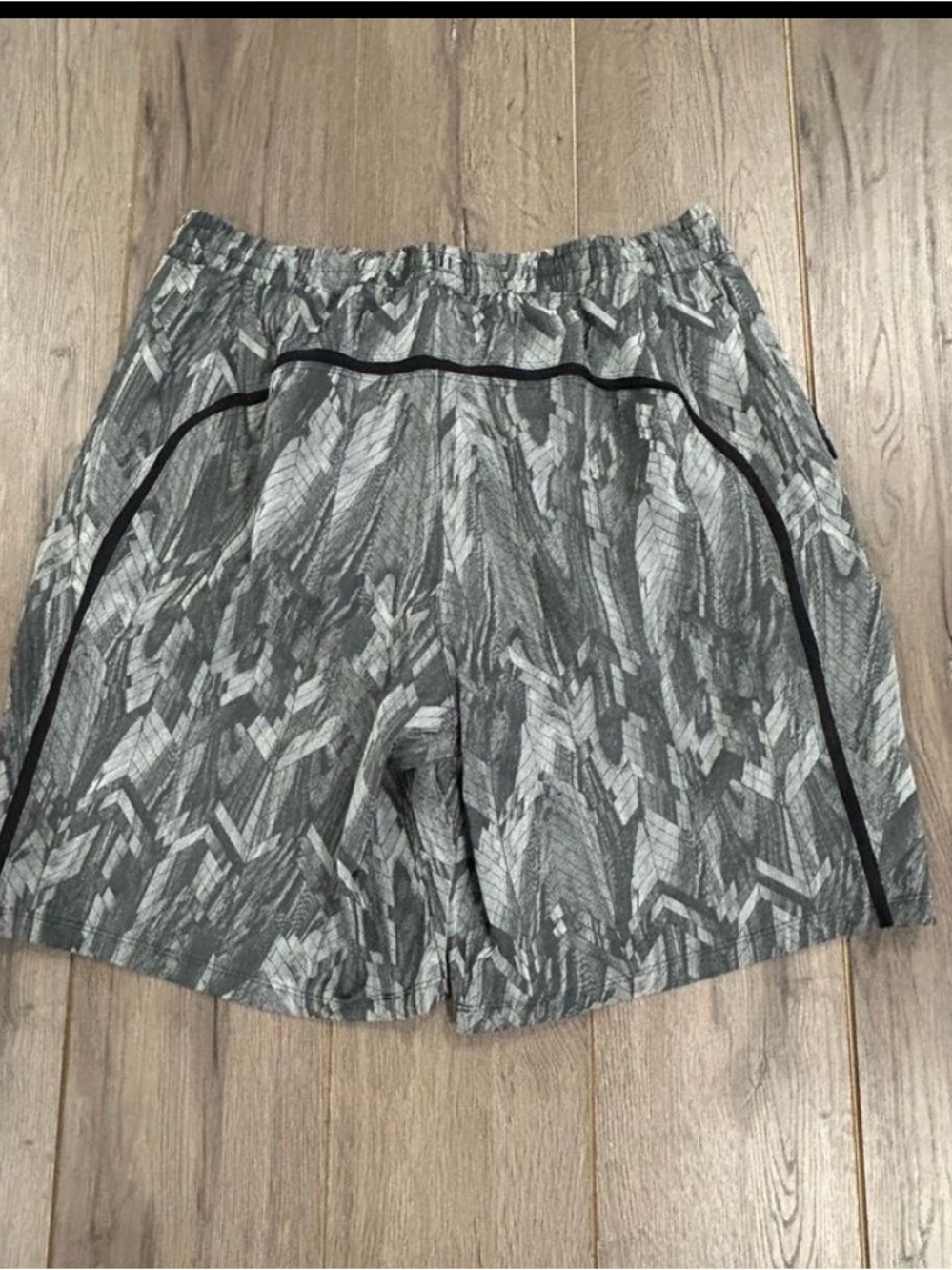 Lululemon Pace Breaker Short 9”  Linead  Sz Large